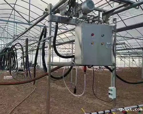 悬挂式移动喷灌机是如何执行任务的?